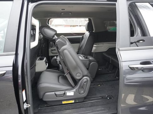 Used 2022 Kia Carnival LX image 41