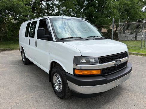 Used 2022 Chevrolet Express 2500 w/ Driver Convenience Package RWD image 7