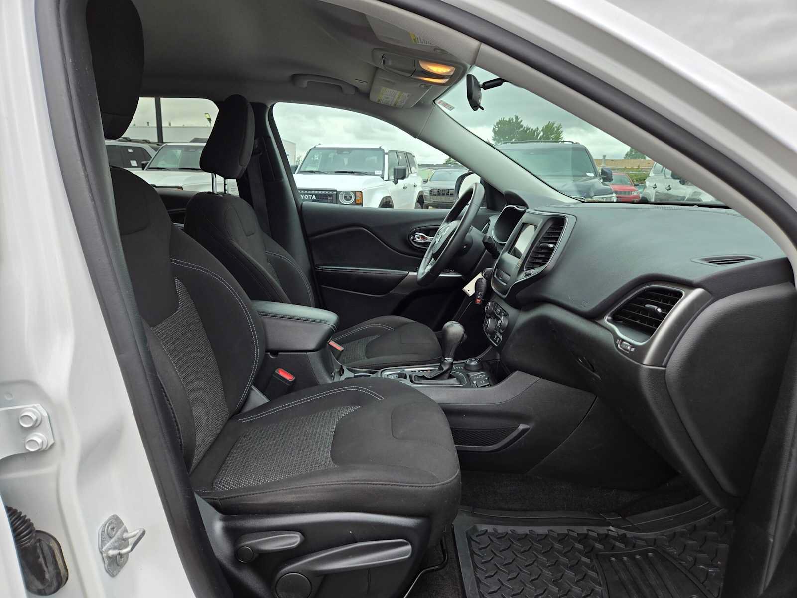 Used 2019 Jeep Cherokee Latitude w/ Popular Appearance Group AWD/4WD image 12