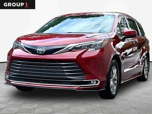 Used 2024 Toyota Sienna XLE FWD image 1