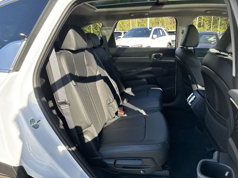 Used 2025 Kia Sorento S w/ Panoramic Sunroof Package image 35