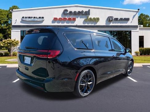 New 2026 Chrysler Pacifica Limited w/ S Appearance Package FWD image 4