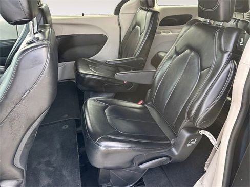 Used 2023 Chrysler Pacifica Touring-L image 13