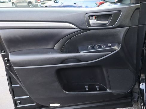 Used 2019 Toyota Highlander SE w/ Nightshade Edition image 13