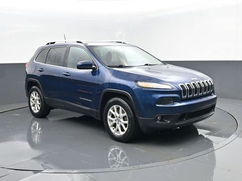 Used 2018 Jeep Cherokee Latitude w/ Cold Weather Group AWD/4WD image 3