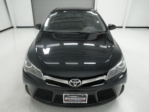 Used 2016 Toyota Camry SE FWD image 2