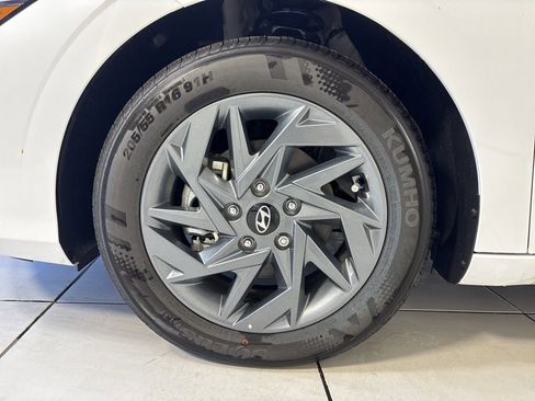 New 2025 Hyundai Elantra Hybrid FWD image 9