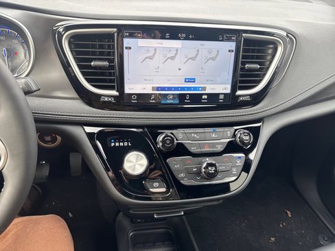 New 2026 Chrysler Pacifica Select image 16