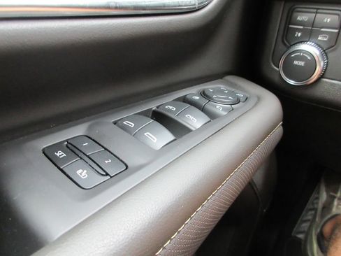 Used 2024 GMC Yukon SLT w/ SLT Luxury Package AWD/4WD image 30