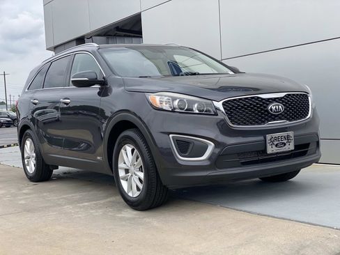 Used 2018 Kia Sorento AWD image 2