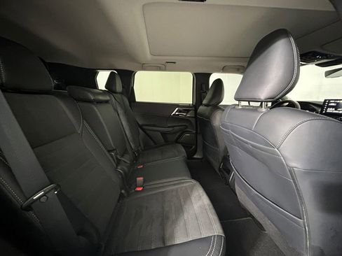 Used 2025 Mitsubishi Outlander SE image 17