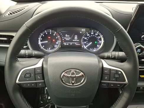 Used 2023 Toyota Highlander XLE image 16