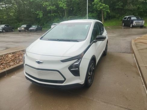 Used 2023 Chevrolet Bolt LT w/ Infotainment Package FWD image 3