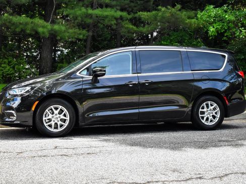 Used 2024 Chrysler Pacifica Touring-L FWD image 3