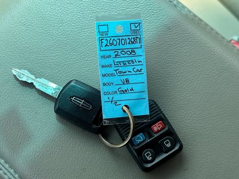 Used 2008 Lincoln Town Car Signature Limited RWD image 39
