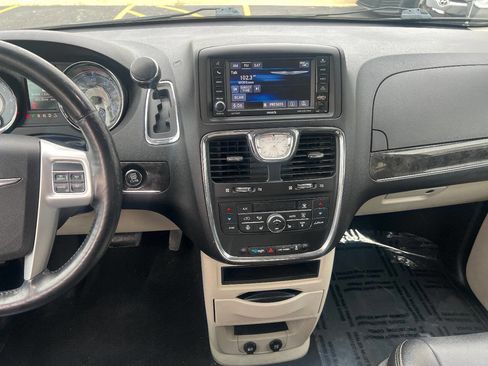 Used 2015 Chrysler Town & Country Touring w/ Driver Convenience Group FWD image 37