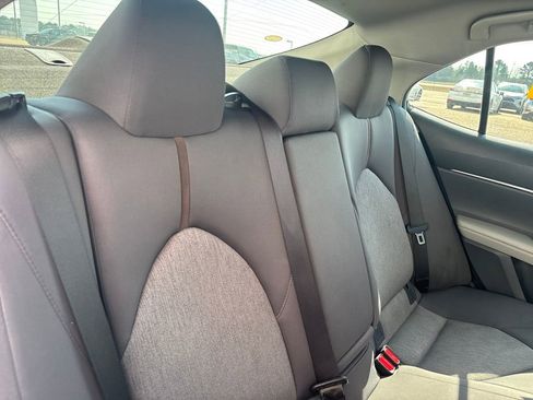 Used 2018 Toyota Camry LE image 23