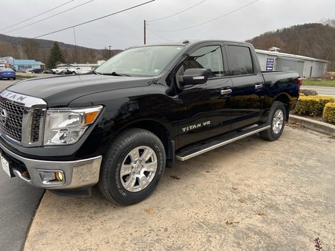 Used 2018 Nissan Titan SV image 2