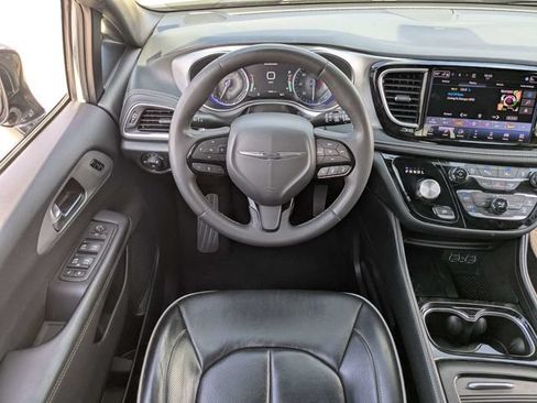 Used 2025 Chrysler Pacifica Limited FWD image 15