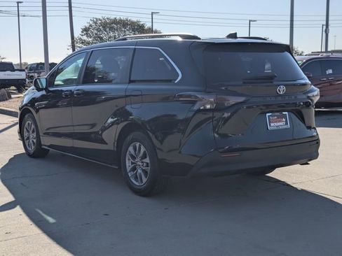 Used 2024 Toyota Sienna LE w/ LE Plus Package image 8