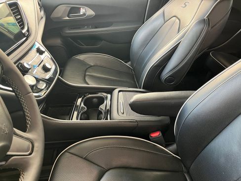 Used 2025 Chrysler Pacifica Limited image 47