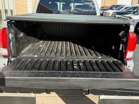 Used 2019 Toyota Tacoma TRD Sport image 17