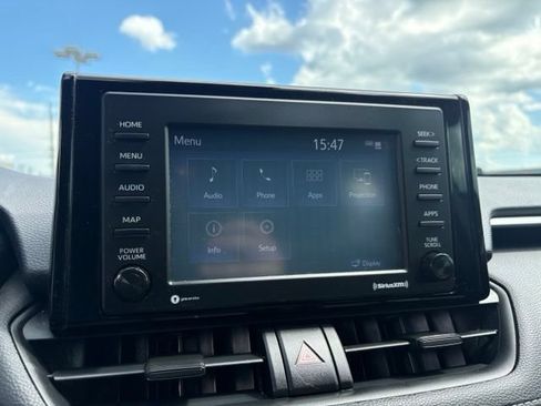 Used 2020 Toyota RAV4 LE FWD image 17