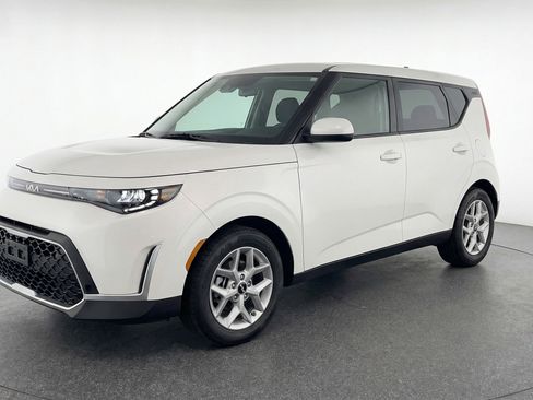 Used 2025 Kia Soul LX w/ LX Technology Package FWD image 3