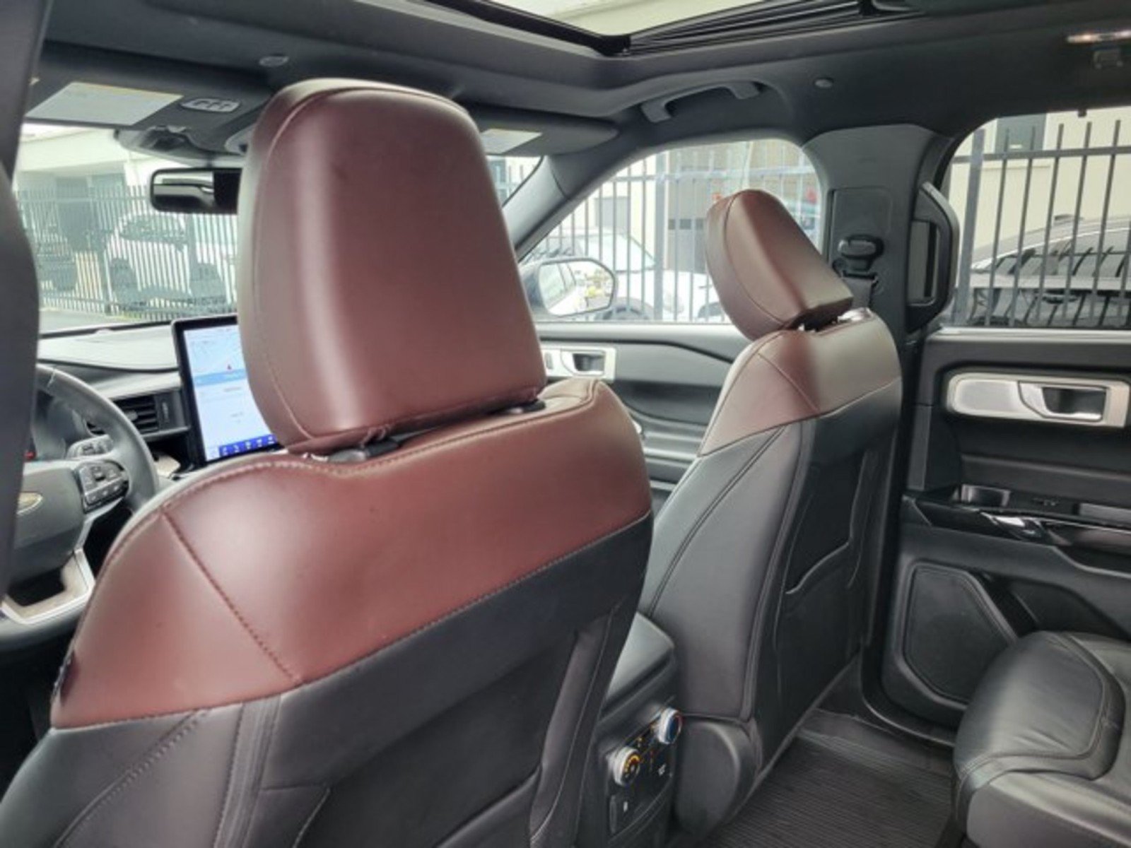 Used 2023 Ford Explorer Platinum w/ Technology Package AWD/4WD image 29