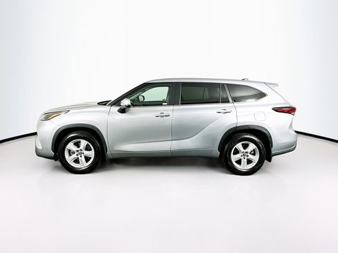 Used 2024 Toyota Highlander LE image 4