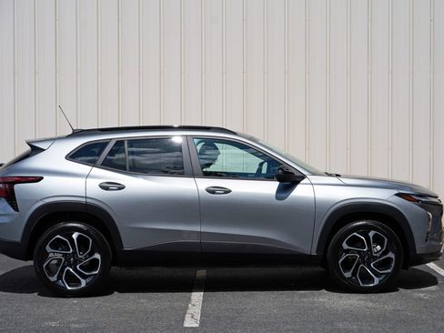 Used 2025 Chevrolet Trax RS FWD image 45