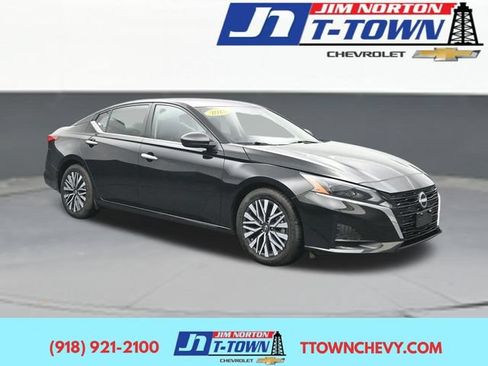 Used 2025 Nissan Altima 2.5 SV FWD image 1