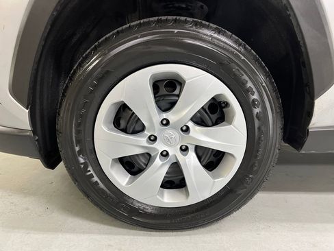 Used 2021 Toyota RAV4 LE image 9