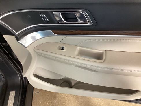 Used 2018 Ford Explorer Limited w/ Equipment Group 301A AWD/4WD image 24