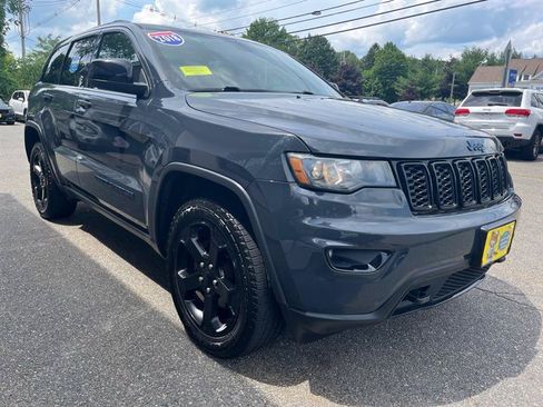 Used 2018 Jeep Grand Cherokee Laredo AWD/4WD image 4