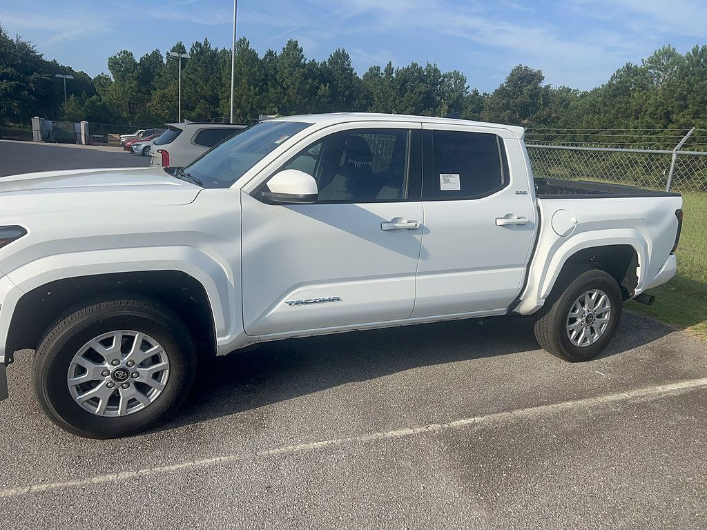Certified 2025 Toyota Tacoma SR5 AWD/4WD image 37