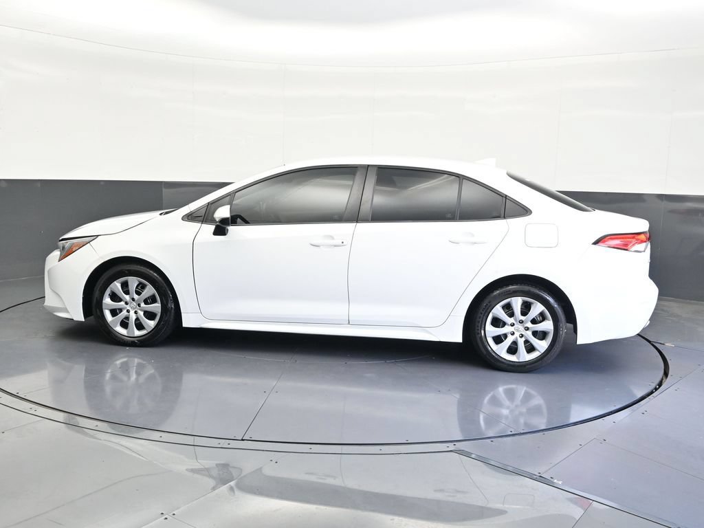 Used 2021 Toyota Corolla LE FWD image 2