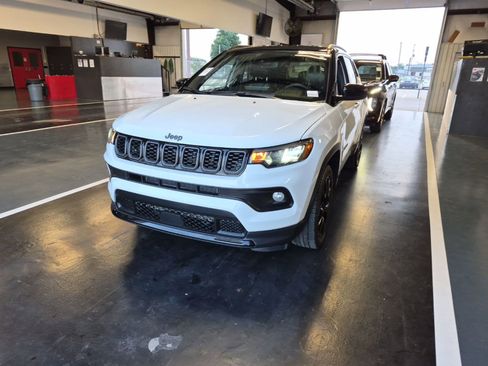 Used 2024 Jeep Compass Latitude w/ Convenience Group AWD/4WD image 2
