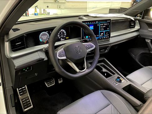 New 2026 Volkswagen Tiguan SE R-Line image 8