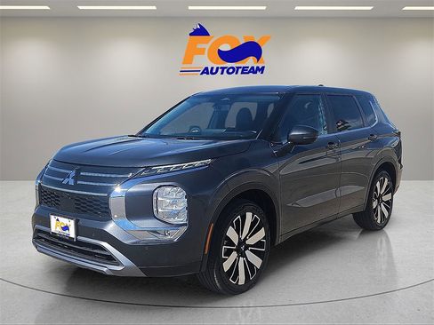 Used 2025 Mitsubishi Outlander SE image 1