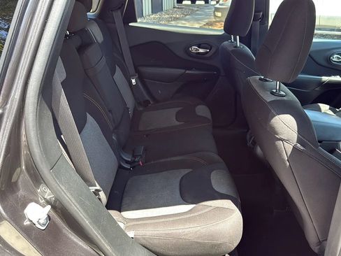 Used 2017 Jeep Cherokee Sport w/ Cold Weather Group FWD image 19