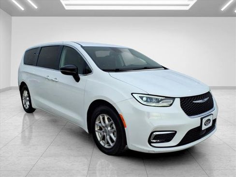 Used 2024 Chrysler Pacifica Touring-L FWD image 3