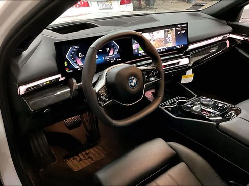 Used 2025 BMW i5 eDrive40i w/ Premium Package image 16