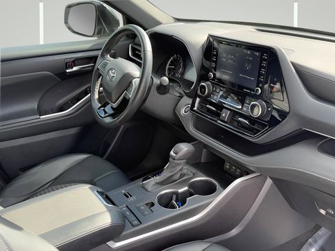 Used 2022 Toyota Highlander XSE image 6