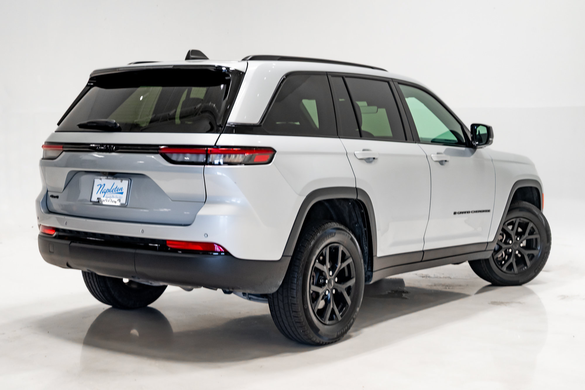 Certified 2025 Jeep Grand Cherokee Altitude AWD/4WD image 37