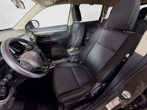 Used 2018 Mitsubishi Outlander SE image 12