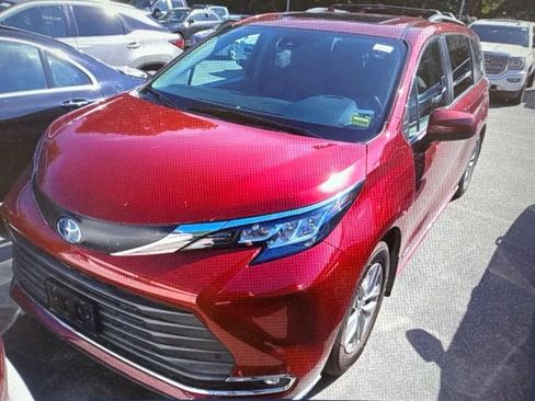 Used 2021 Toyota Sienna XLE AWD/4WD image 2