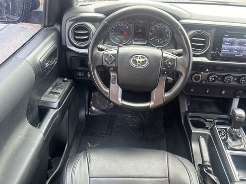 Used 2017 Toyota Tacoma TRD Off-Road w/ Tow Package (A/T) image 2