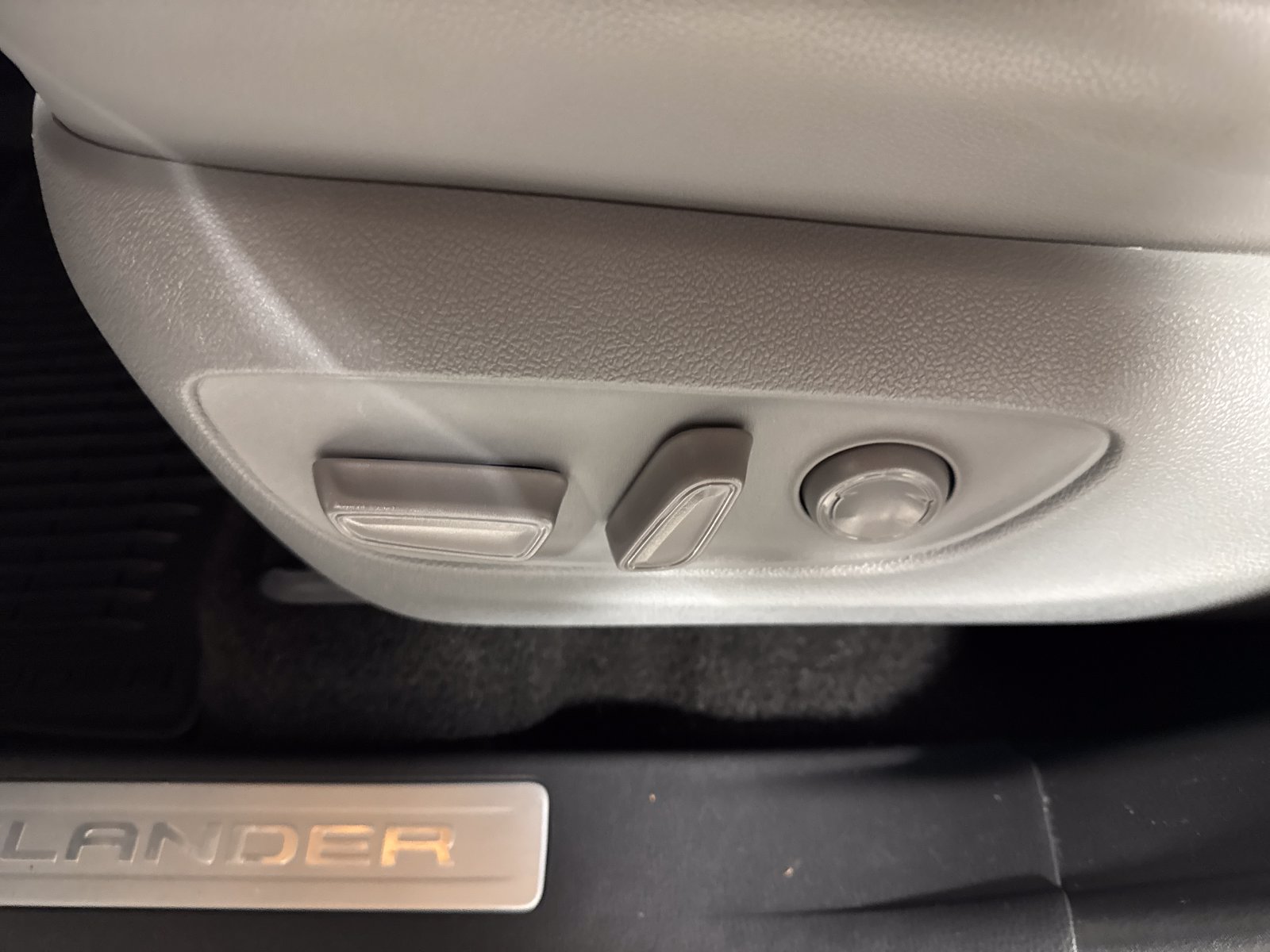 Used 2023 Toyota Highlander Limited AWD/4WD image 11