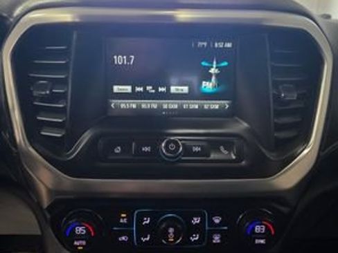 Used 2018 GMC Acadia SLE image 17